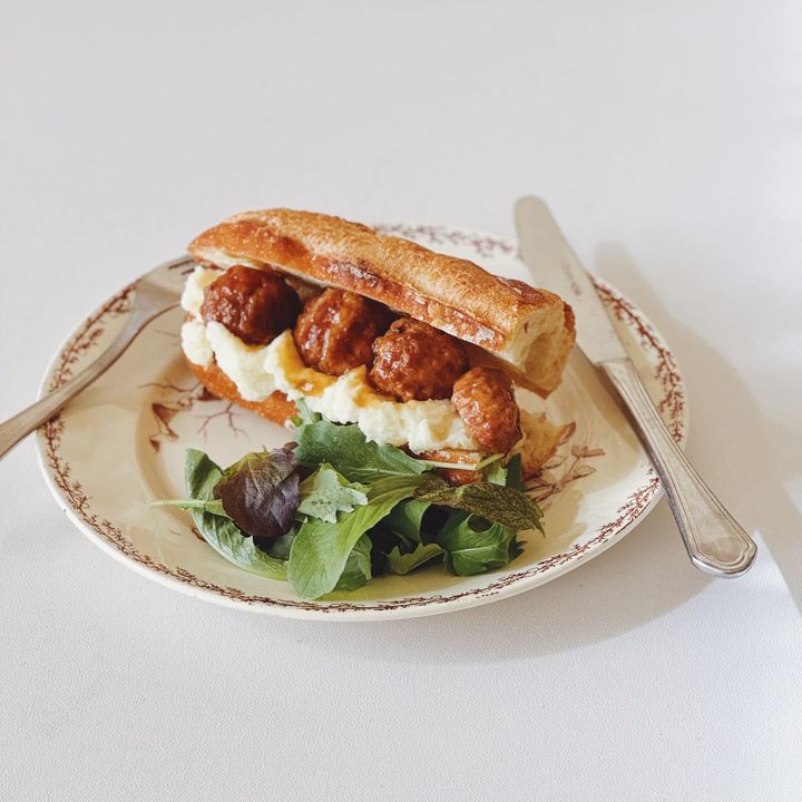 食べ応えたっぷり！ゴロゴロミートボールとマッシュポテトのバゲットサンド【パン好きなsumire.のバゲットサンドのレシピ vol.30 〜レシピで旅するヨーロッパ〜】