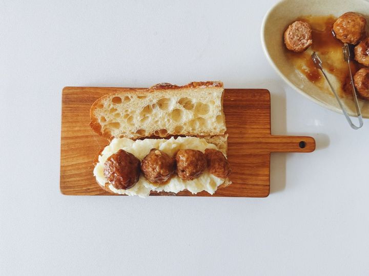 食べ応えたっぷり！ゴロゴロミートボールとマッシュポテトのバゲットサンド【パン好きなsumire.のバゲットサンドのレシピ vol.30 〜レシピで旅するヨーロッパ〜】