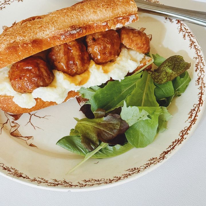 食べ応えたっぷり！ゴロゴロミートボールとマッシュポテトのバゲットサンド【パン好きなsumire.のバゲットサンドのレシピ vol.30 〜レシピで旅するヨーロッパ〜】