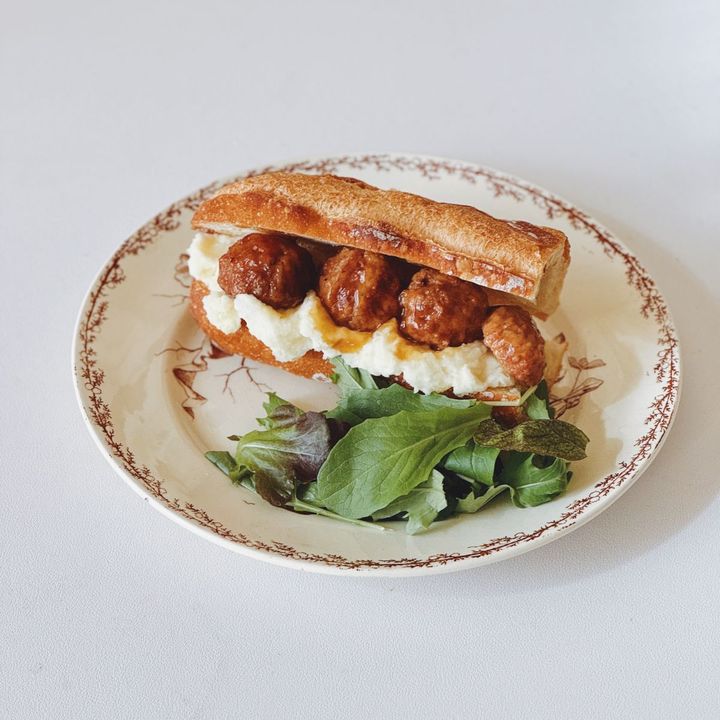 食べ応えたっぷり！ゴロゴロミートボールとマッシュポテトのバゲットサンド【パン好きなsumire.のバゲットサンドのレシピ vol.30 〜レシピで旅するヨーロッパ〜】