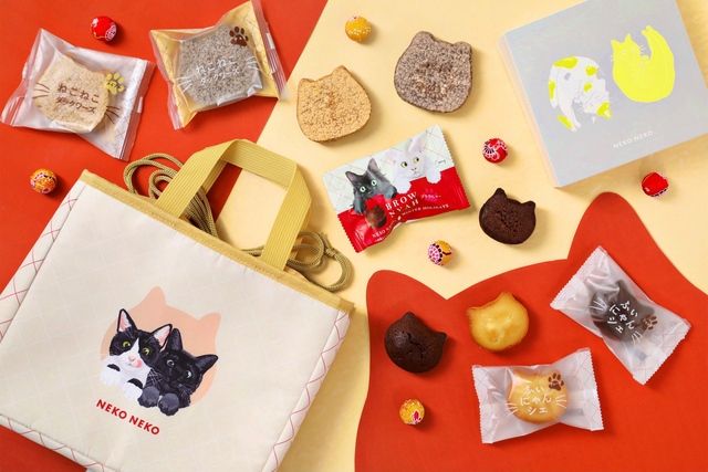 ランチ保冷バッグとお菓子がセットの「ねこねこ福袋」