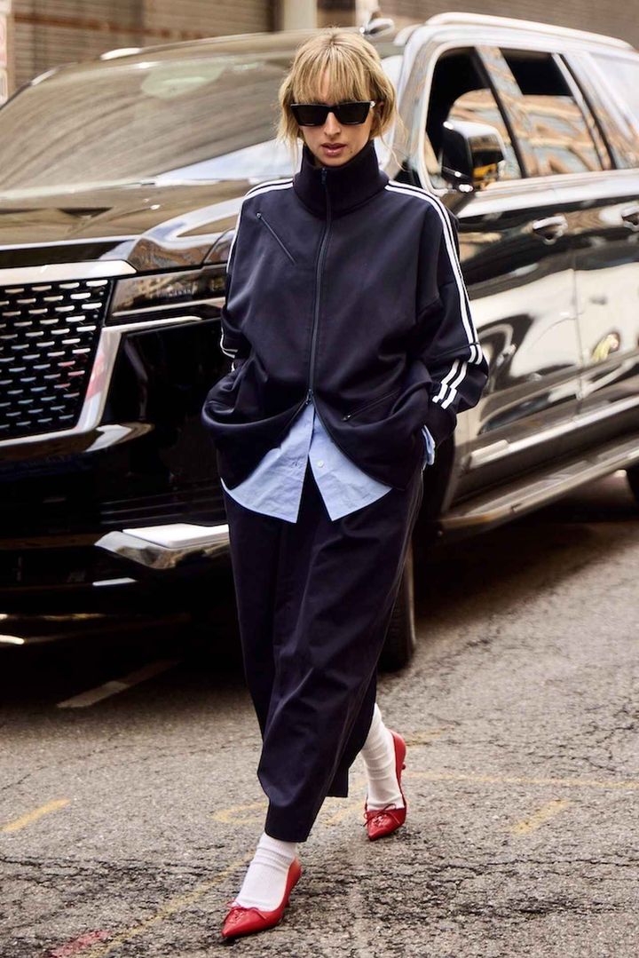 画像: 赤パンプスをポイントにしたモダンストリート