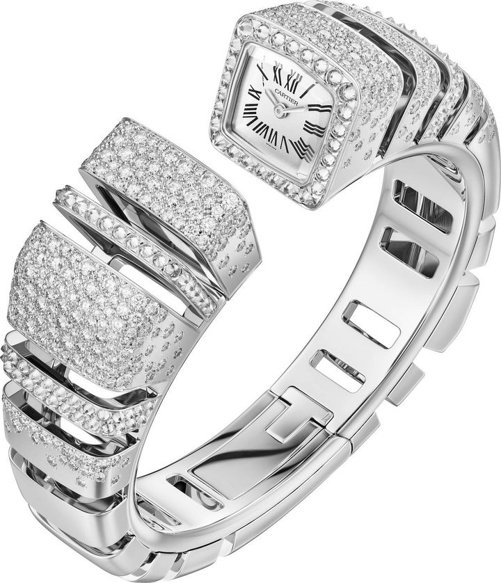 繊細なダイアルと鏡面仕上げのゴールドが向かい合うオープンブレスレット。パヴェダイヤモンドはスノーセッティングとリバースセッティングを組み合わせ、異なる煌めきの質感を表現。「リフレクション ドゥ カルティエ」ウォッチ（WG×ダイヤモンド、クォーツ）￥11,946,000 © Cartier