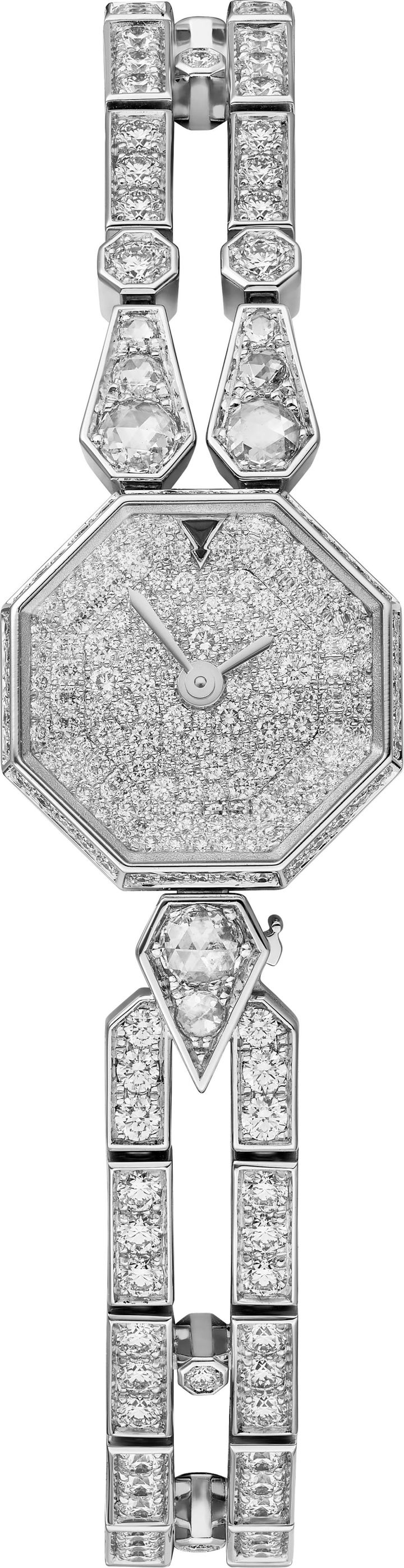 幾何学模様に光り輝く、完全連結構造のブレスレットウォッチ。ラグとダイアルの接合部には、ローズカットダイヤモンドをセット。煌めきのコントラストがウォッチ全体に詩的なタッチを生み出している。ファイン ジュエリー ウォッチ（WG×ダイヤモンド、クォーツ）￥13,992,000（参考価格） © Cartier
