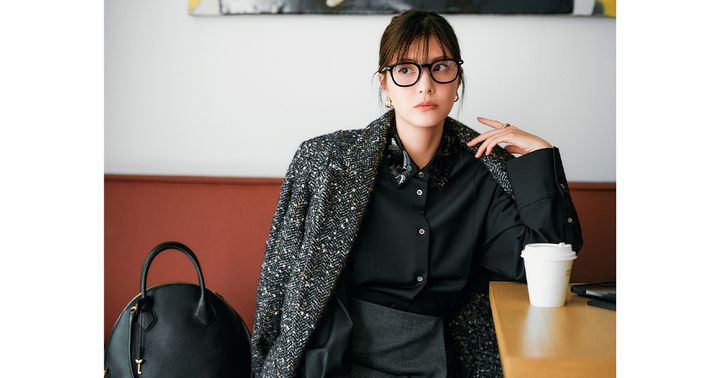 ネイビーのビジュー衿付きシャツとグレーのミニスカートにツイードジャケットを羽織ったお仕事コーデ