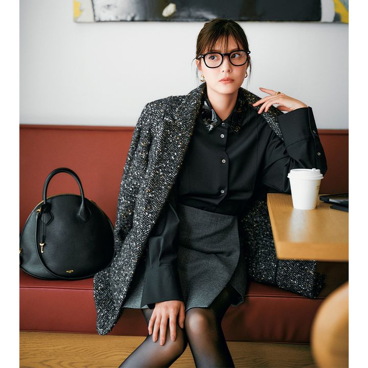 ネイビーのビジュー衿付きシャツとグレーのミニスカートにツイードジャケットを羽織ったお仕事コーデ