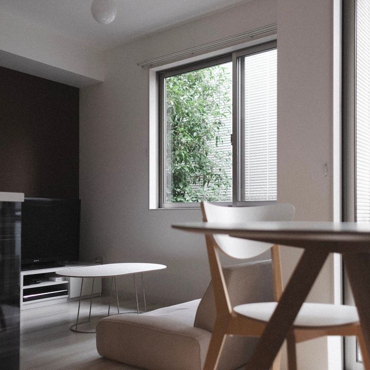 〈HAY〉のダイニングテーブルと〈Muuto〉のコーヒーテーブル