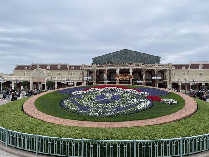 ミッキーサンタが登場する「ミッキー花壇」