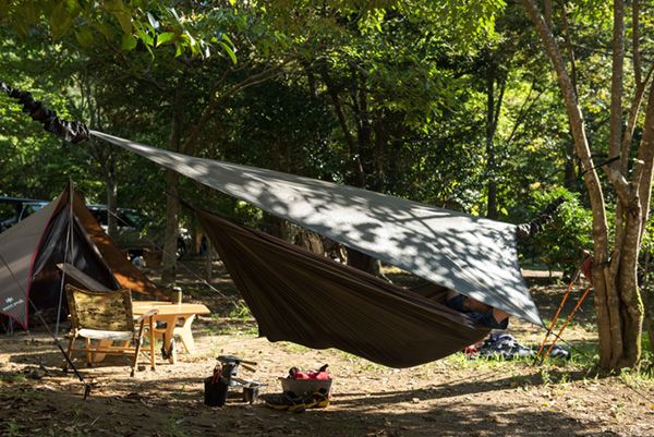 今流行りの上級キャンプスタイル知ってる？雨風対策からハンモックまで徹底研究！