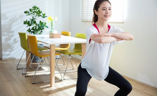 ストレッチをする女性