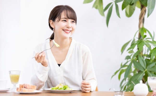 バランス良く食べている女性