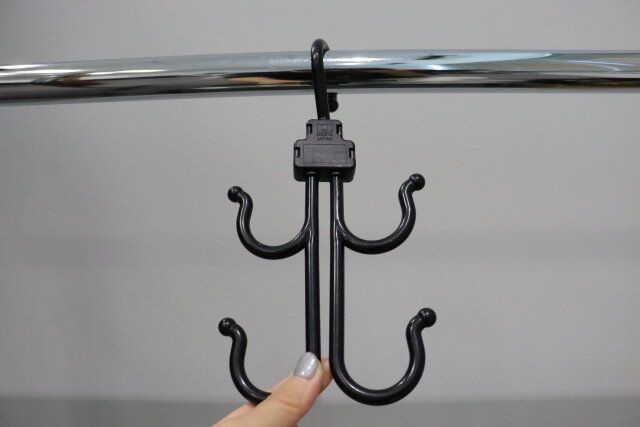 キャンドゥの多機能ハンガー クルットをポールに引っ掛けた様子