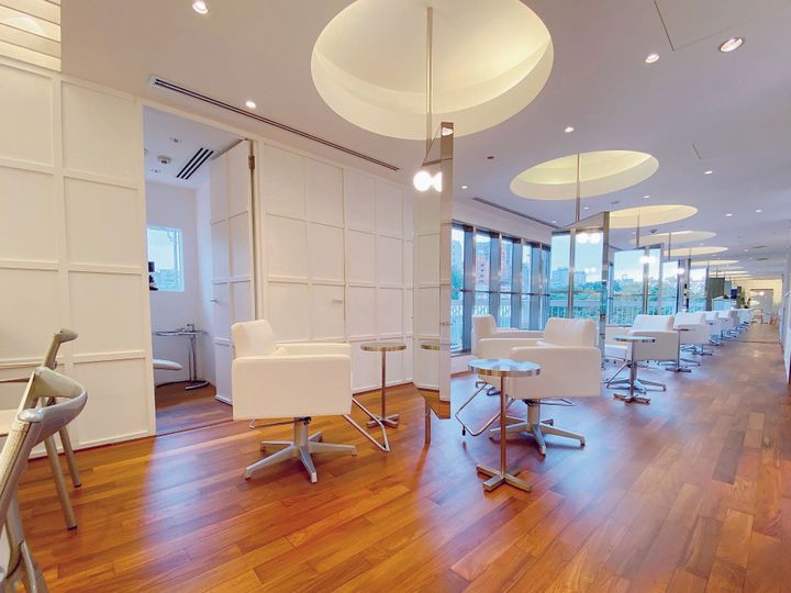 今回体験した「ハイデンシティ・システム」（デザインブローとオリ ジナルマッサージ付き）は約 100分 ￥19,800。仕上げにストレートアイロンを使うため、パーマ施術を予定している場合はこちらを先に受けるのが◎。従来のヘアカラー剤が合わない人のための「ノンジアミンカラー」（デザインブロー、トリートメント、オリジナルマッサージ付き）約180分 ￥20,350~を始めるなど、最新技術に出会えるサロン。