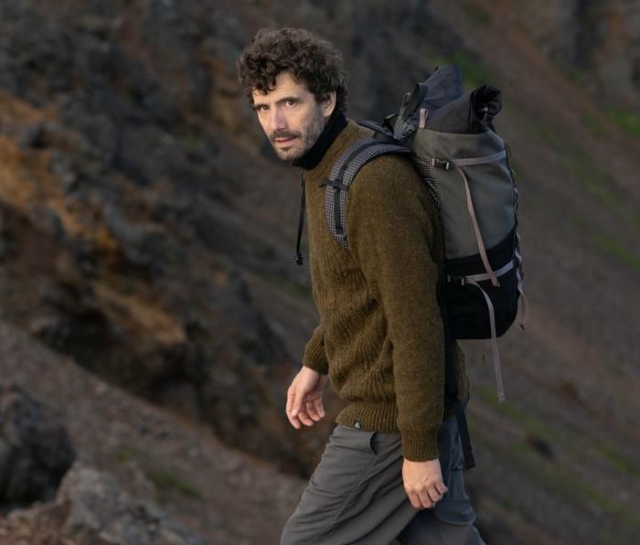ROUVERのニットを着た男性