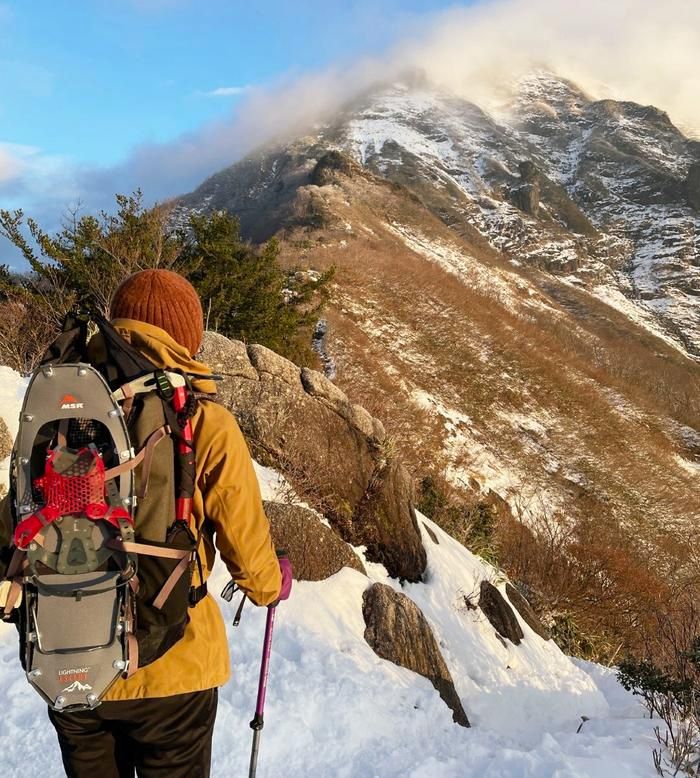 開発したサンプルを着て登山するROUVERのスタッフ