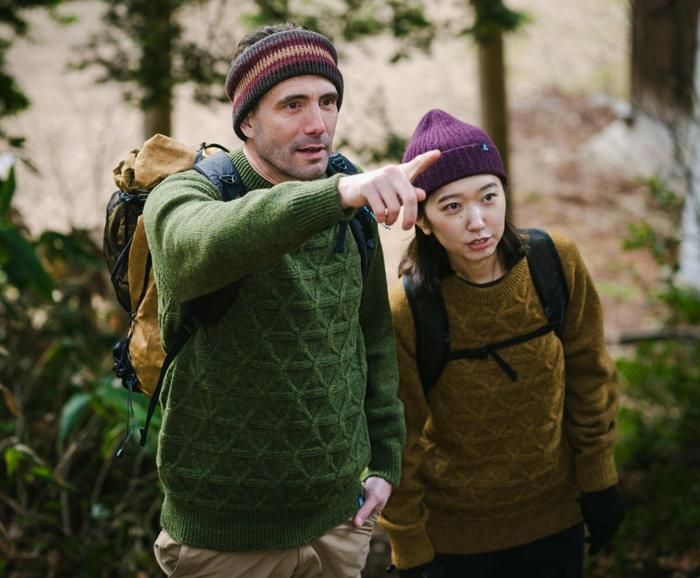 ROUVERの山セーターを着た男性と女性