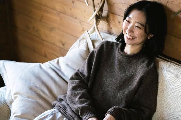 ROUVERのネップルを着た女性