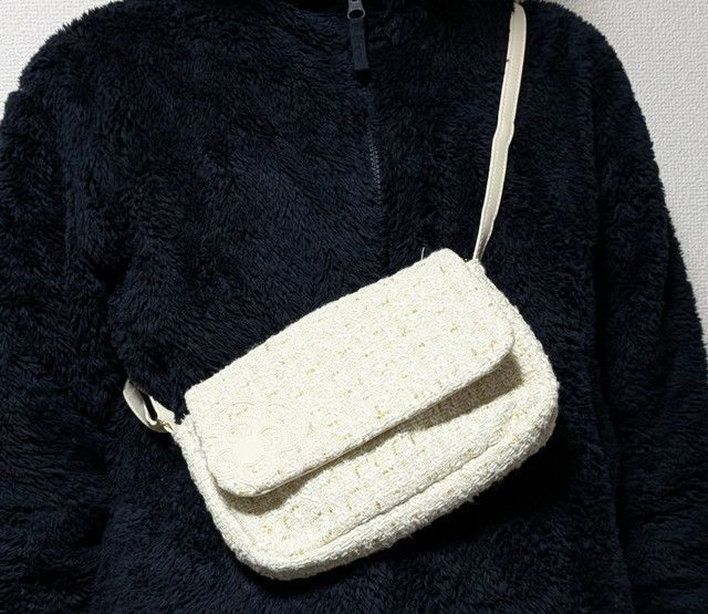 ツイードショルダーバッグを掛けたところ