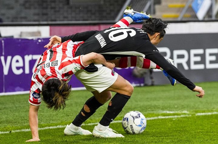 「サッカーですよね？笑」 海外での日本人対決でありえない体勢が撮影される