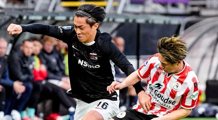 「サッカーですよね？笑」 海外での日本人対決でありえない体勢が撮影される