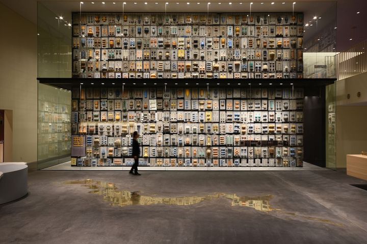 壁一面に展示された木型が圧巻。実際に工場で使われる現役の木型だ。Photo_ Koizumi Studio