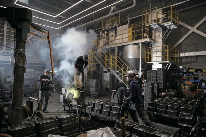 真鍮製品の鋳造の様子を職人のすぐ近くで見学が可能。ものづくりにかける職人たちの熱気が伝わってくる。