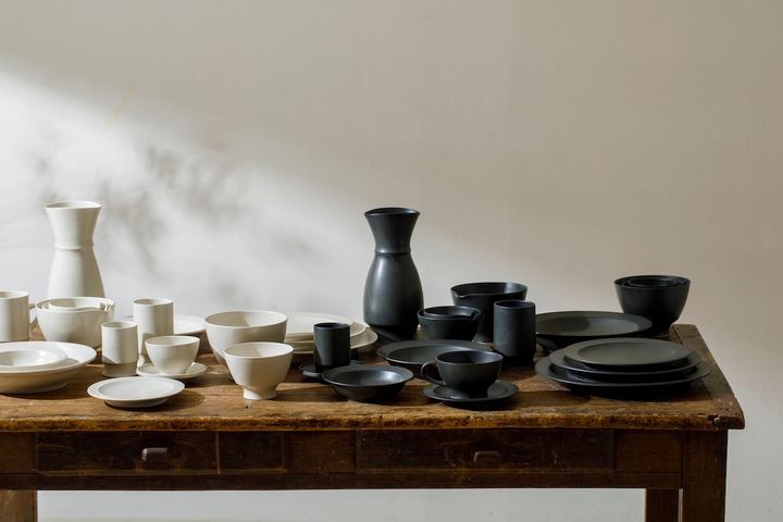 テーブルウェアのブランド名「HANASAKA」は、原料の花坂陶石に由来している。