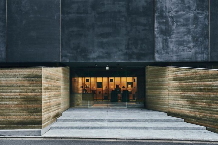 フラッグシップストアは、ショップ、ショールーム、ギャラリー、カフェなどからなる西陣織の複合施設。