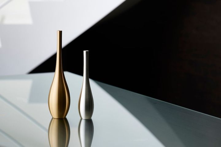 真鍮製の「そろり」。そろりは古来より茶席で使用されてきた花入れ。スタイリッシュで洗練されたシェイプは和室・洋室を問わずマッチする。