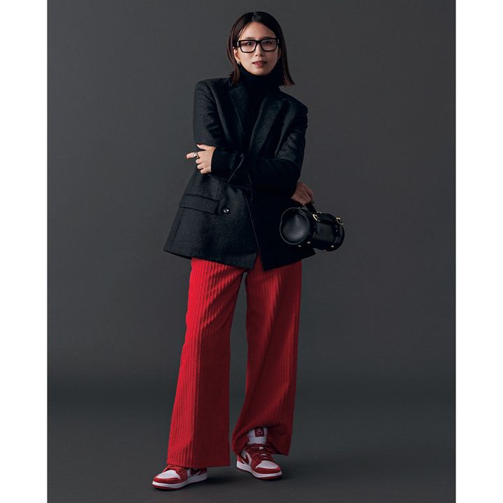 正統派ジャケットに赤パンツを合わせた旬コーデ
