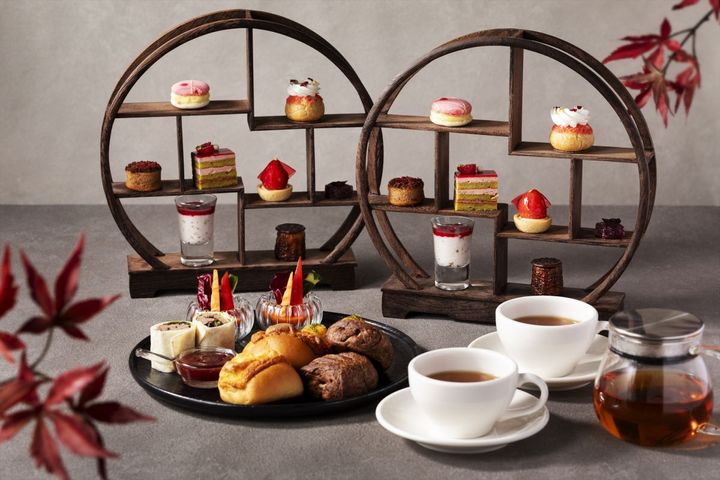 同じく「Thrush Café」にてイベント期間限定で展開中の「RED GARDENアフタヌーンティー」4100円（税込・サービス料別） 提供時間：15〜17時（利用日の前日12時までの予約制） ※写真はイメージ