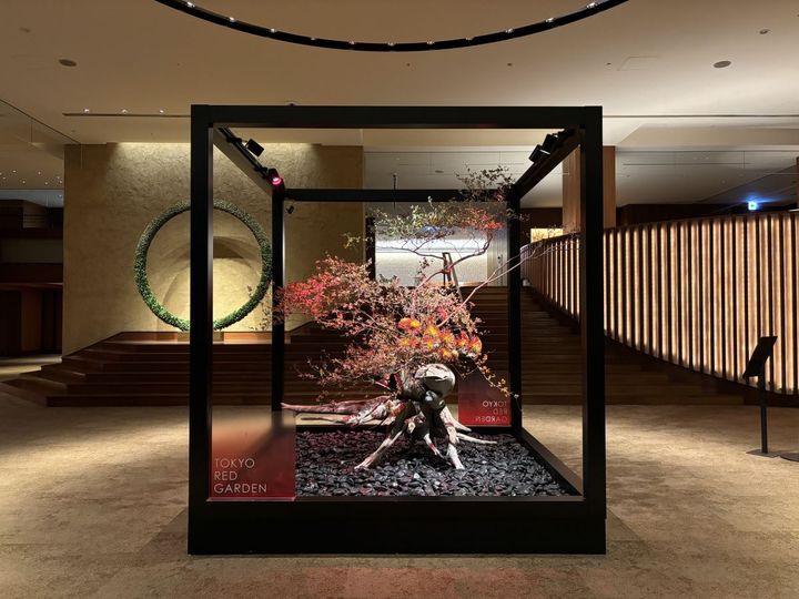 ロビー空間には「TOKYO RED GARDEN」をテーマにした装花も