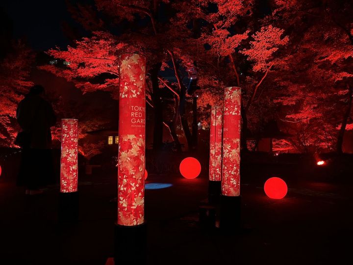 「TOKYO RED GARDEN AUTUMN 2024」のロゴが入ったポール型の照明やボール型の照明などが並ぶインスタレーションエリア 
