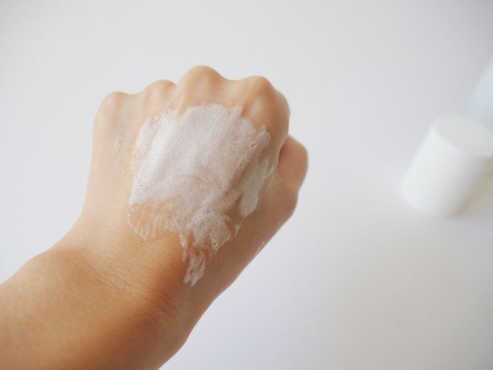 ジェルを肌に伸ばす