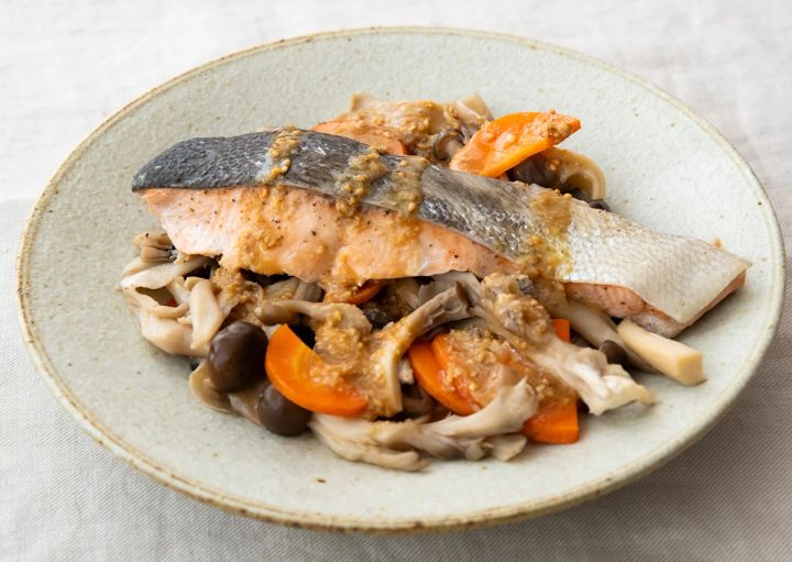 たっぷりきのこと鮭のフライパン蒸し