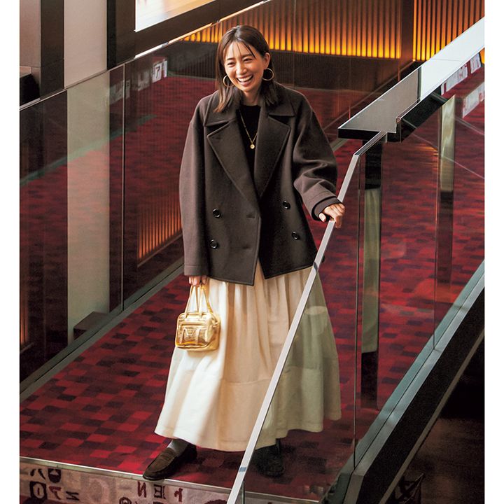 茶色のショート丈コートを羽織った東原明希さん