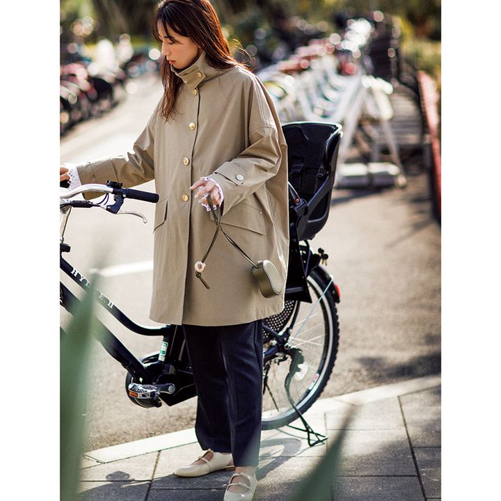 名品ハンビーの春コートの別注モデル。金ボタンがポイント