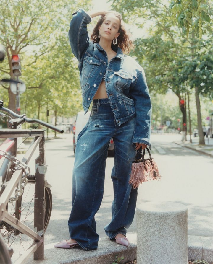 ジャケット ￥222,200 パンツ ￥146,300／ともに DSQUARED2 シューズ ￥203,500 バッグ ￥935,000（ともに予定価格）／ともに PRADA イヤリング ￥52,800／SWAROVSKI JEWELRY