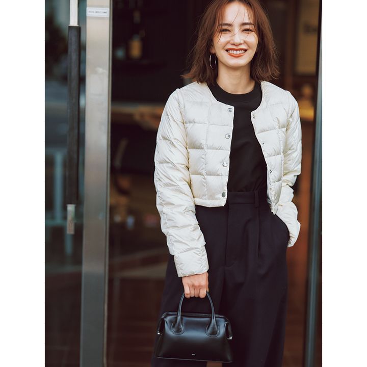 上下黒コーデに白のライトダウンを羽織った辻元舞さん