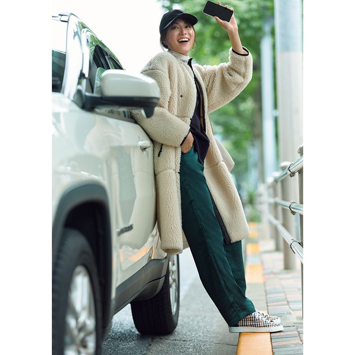 最高気温15度の日の服装：ブラックのパイピングが特徴的な白のボアコートを主役にしたパンツコーデ