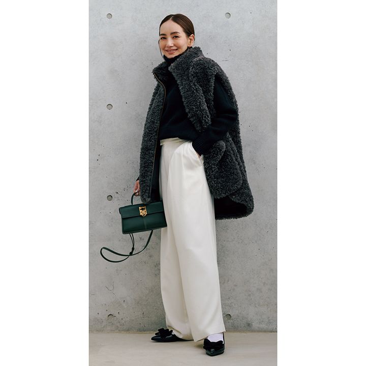 ボアベスト×白パンツの辻元舞さん