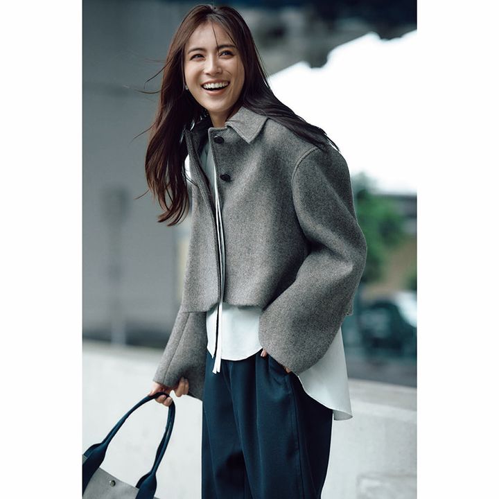 最高気温15度の日の服装：ショート丈のコートにブラウスネイビーのパンツを合わせたコーデ