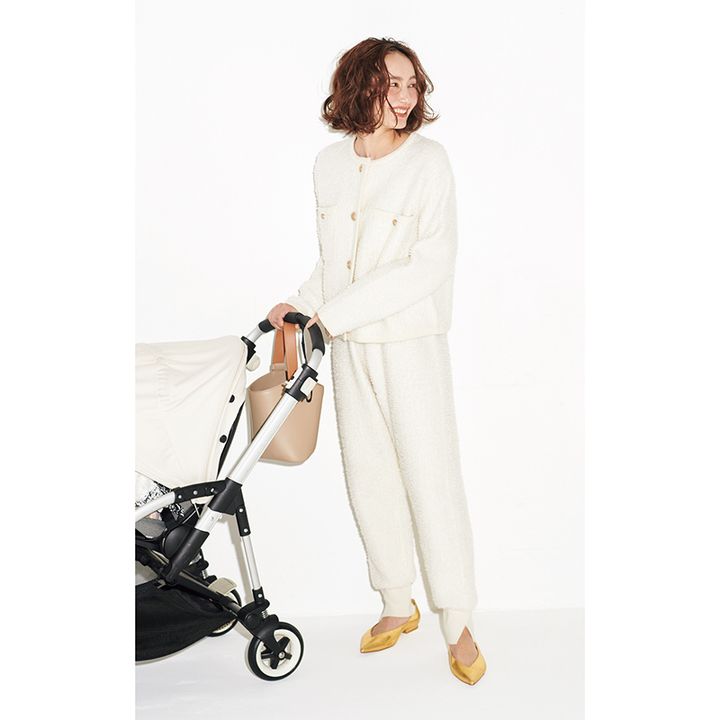 最低気温15度の服装例：“ジャケット見えカーデ”にリラクシーなボトムス合わせ。オールホワイトのワントーンコーデ