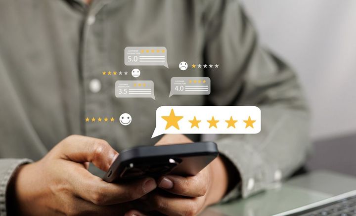 スマホで口コミサイトに評価している人の手元