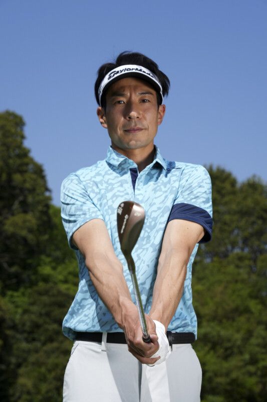 アプローチの新基本！フェースはかぶせて握るとミスが減る