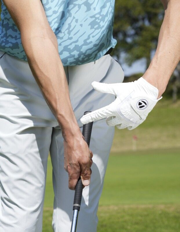 アプローチの新基本！フェースはかぶせて握るとミスが減る