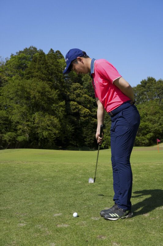 アプローチの新基本！フェースはかぶせて握るとミスが減る