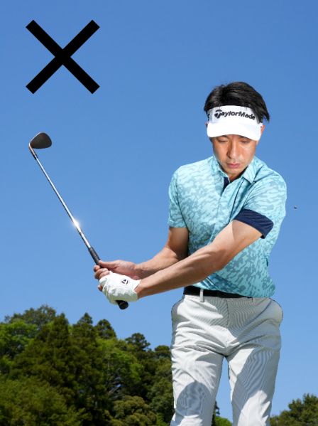 アプローチの新基本！フェースはかぶせて握るとミスが減る