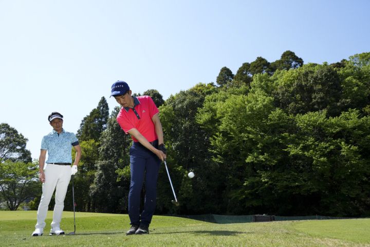 アプローチの新基本！フェースはかぶせて握るとミスが減る