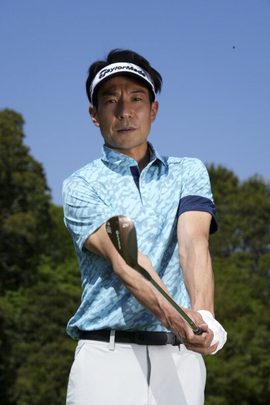 アプローチの新基本！フェースはかぶせて握るとミスが減る